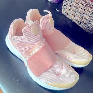 Barely worn, nike shoes! Great condition. Super cute